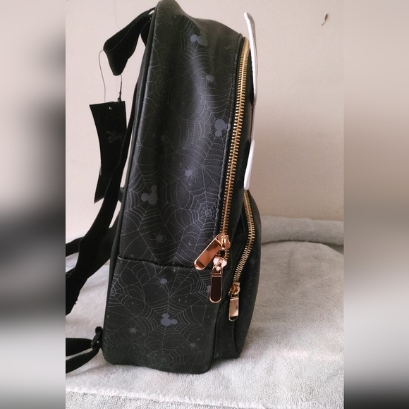 BNWT Disney Bioworld Halloween Mickey And Minnie Ghost Glow In The Dark Backpack - Picture 3 of 3